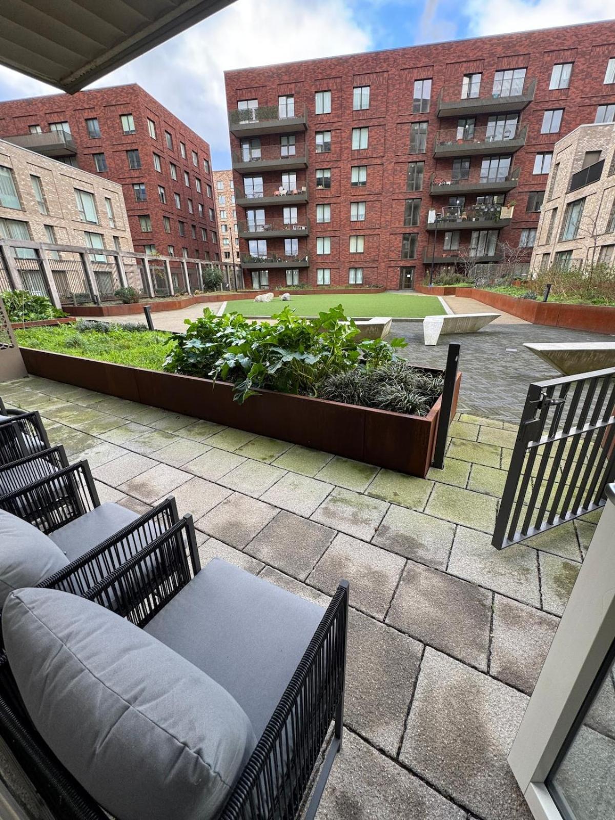 Elegant One-bedroom In East Apartament Londra